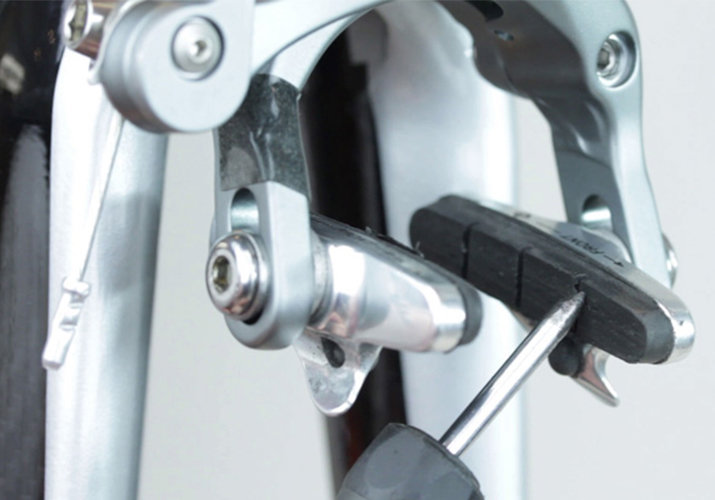 Καθαρισμός και ρύθμιση των τακακιών φρένων σε ποδήλατο δρόμου