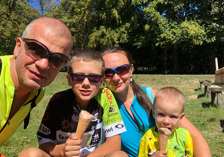 Familia με ρόδες