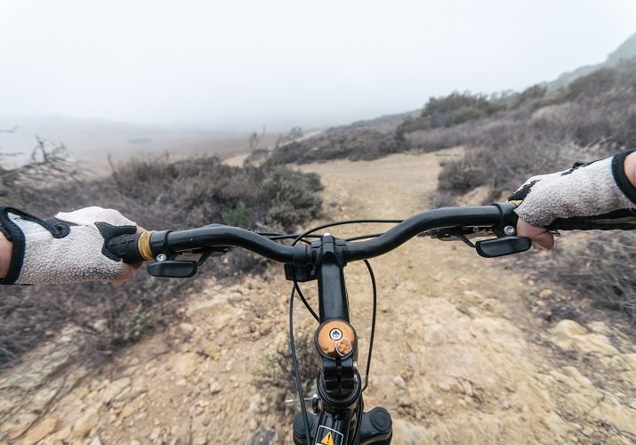 Ο ειδικός συμβουλεύει: τι να φορέσετε για ποδηλασία νωρίς την άνοιξη;