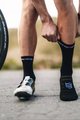 COMPRESSPORT κάλτσες κλασικές - PRO RACING SOCKS V4.0 ULTRALIGHT BIKE - μαύρο/λευκό